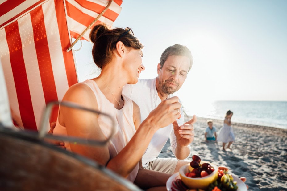 Paar mit Obstteller im Strandkorb des Strandhotel Fischlands