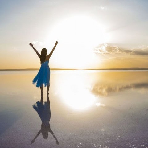 Frau im Kleid am Ostseestrand