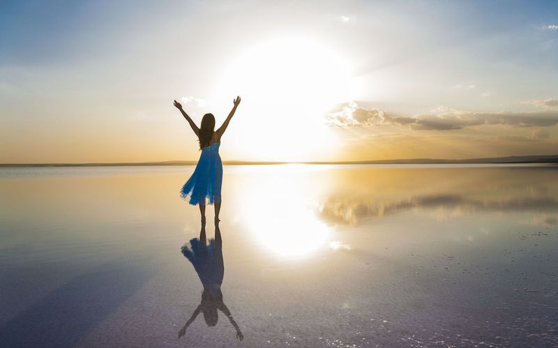 Frau im Kleid am Ostseestrand