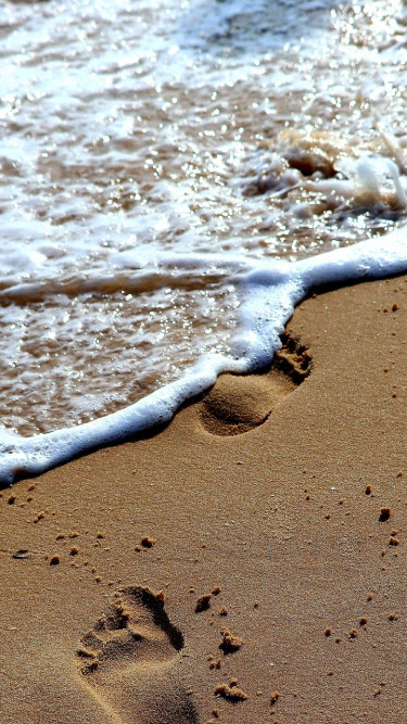 Fußabdrücke im Sand der Ostsee