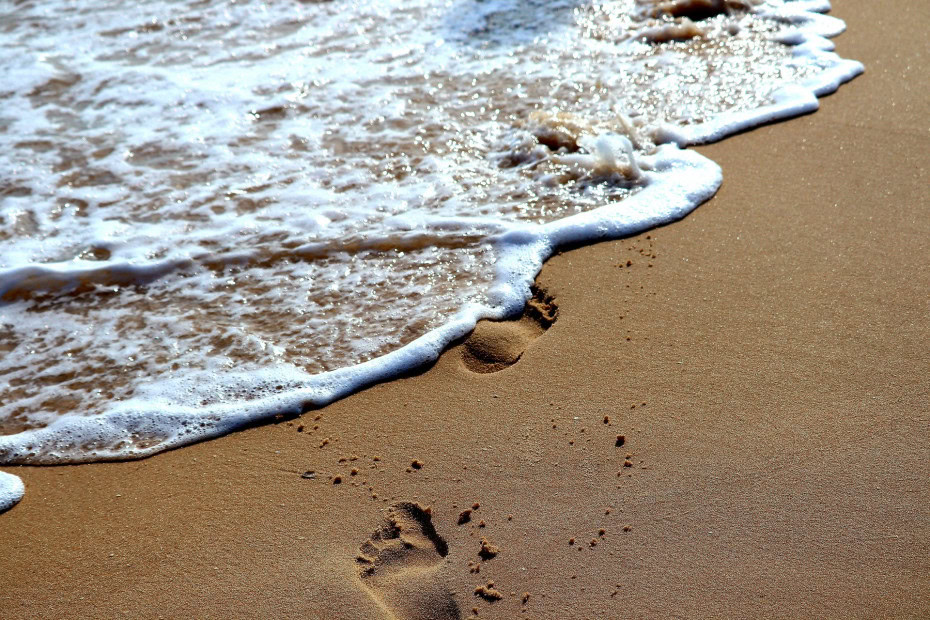 Fußabdrücke im Sand der Ostsee