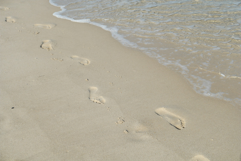 Fußspuren im Sand der Ostsee
