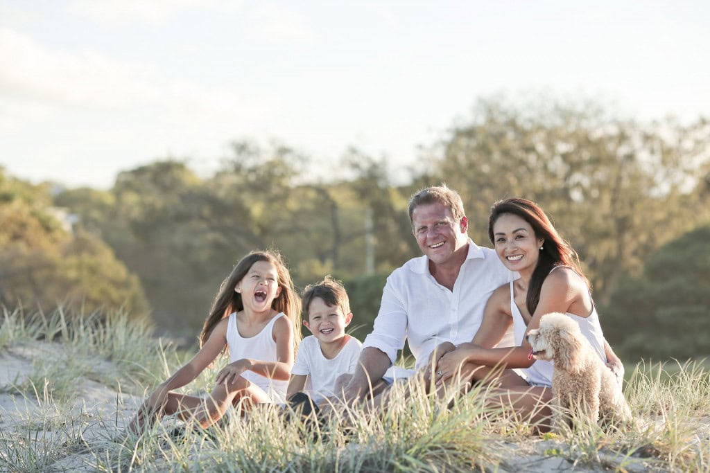 Familie mit Kindern und Hund in den Dünen am Ostseestrand