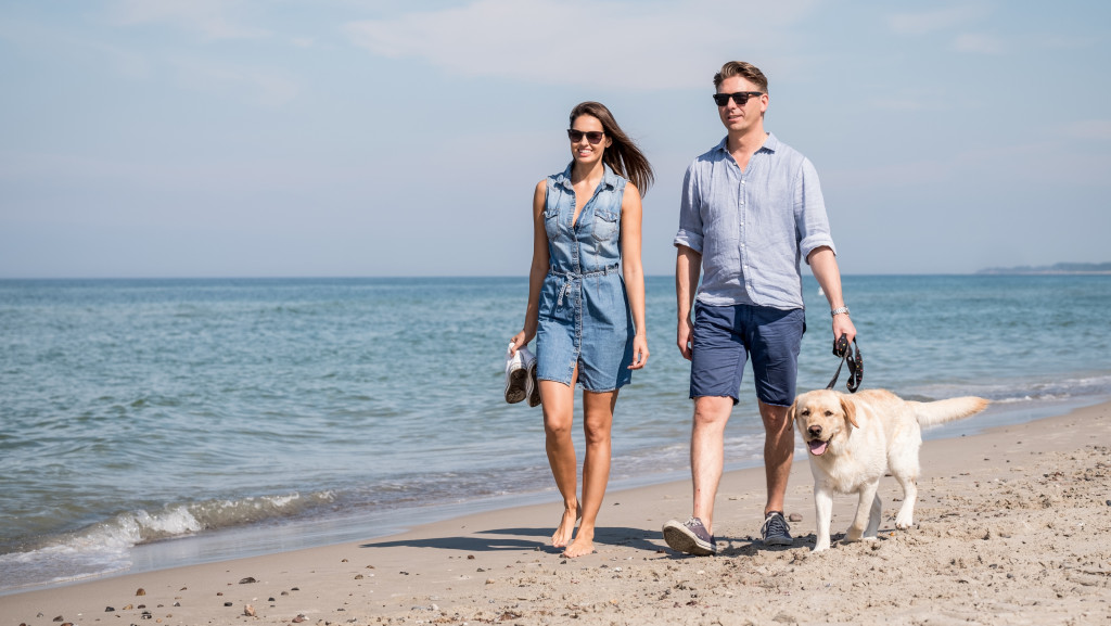 Paar mit Hund am Strand der Ostsee beim Strandhotel Fischland