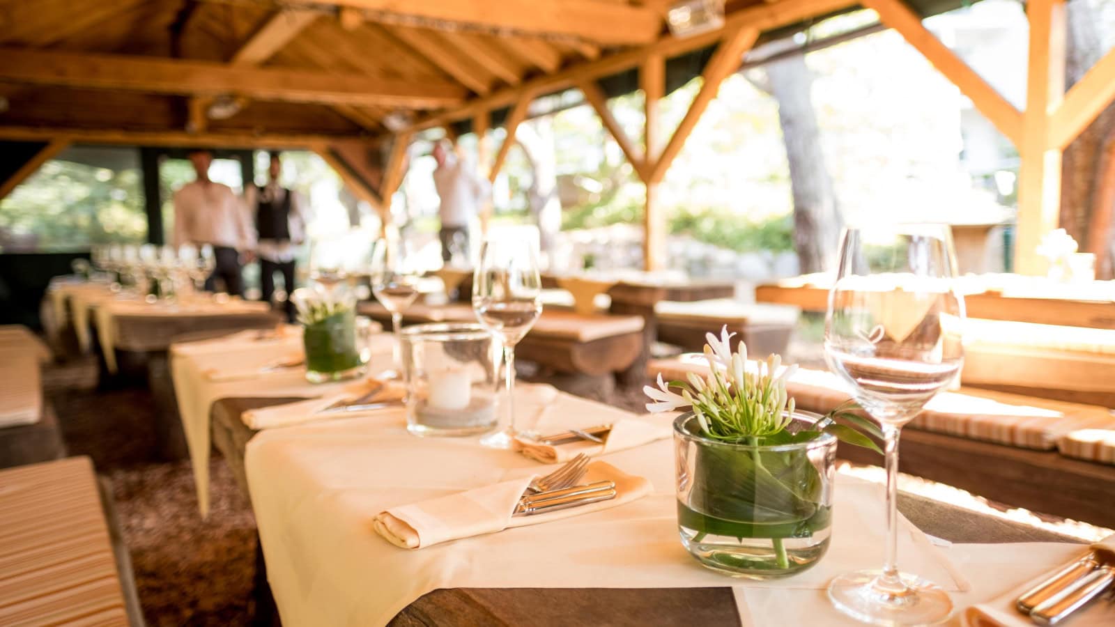 eingedeckte Tische in der Grillsenke im Strandhotel Fischland