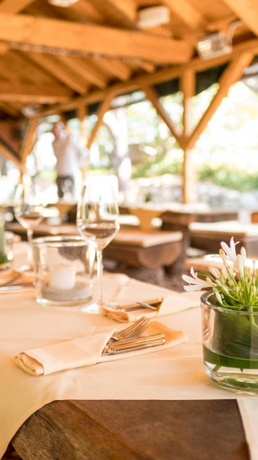 eingedeckte Tische in der Grillsenke im Strandhotel Fischland