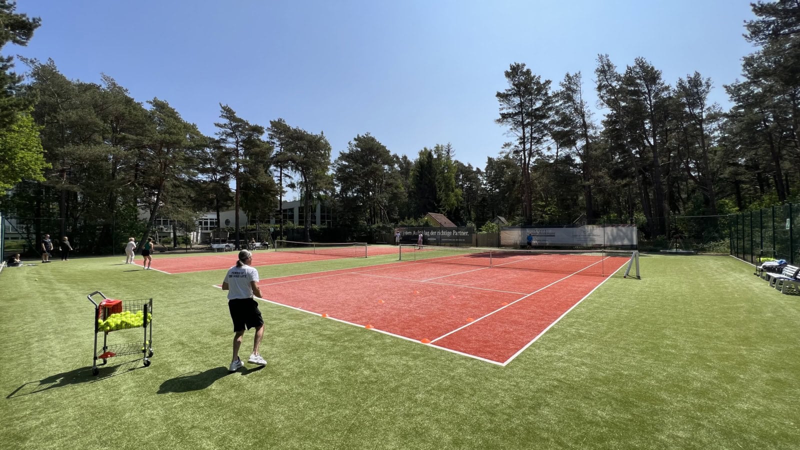 Tennisspieler und Tennistrainer auf den Fischland-Tennis-Outdoorplätzen