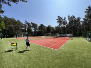 Tennisspieler und Tennistrainer auf den Fischland-Tennis-Outdoorplätzen