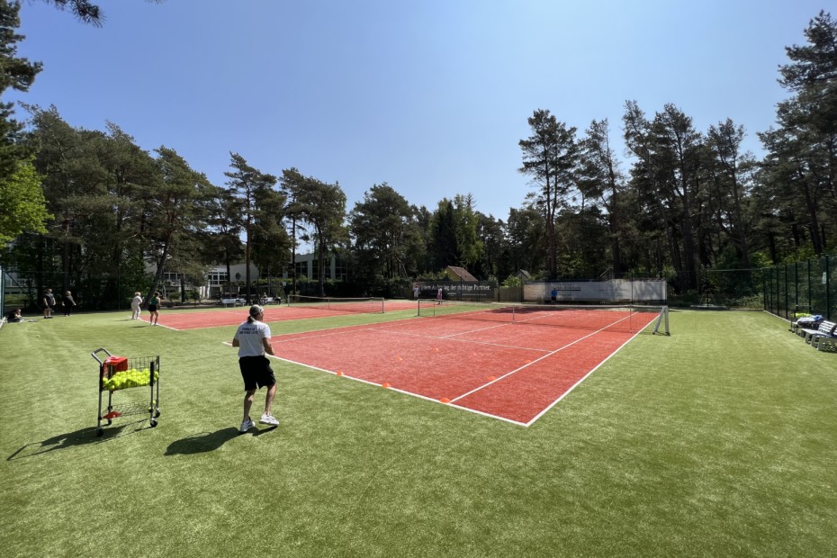 Tennisspieler und Tennistrainer auf den Fischland-Tennis-Outdoorplätzen