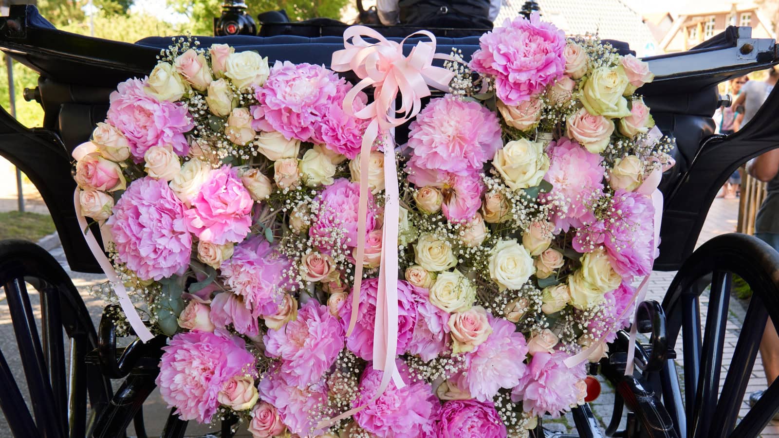 Herz aus Rosen an der Kutsche vor dem Strandhotel Fischland