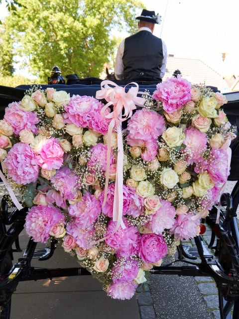 Herz aus Rosen an der Kutsche vor dem Strandhotel Fischland