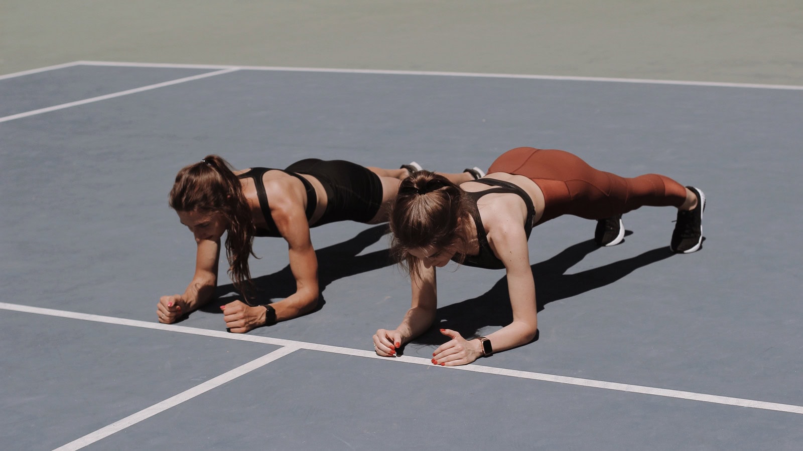 Yoga und Tennis auf dem Platz im Strandhotel Fischland