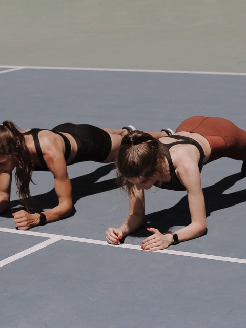 Yoga und Tennis auf dem Platz im Strandhotel Fischland