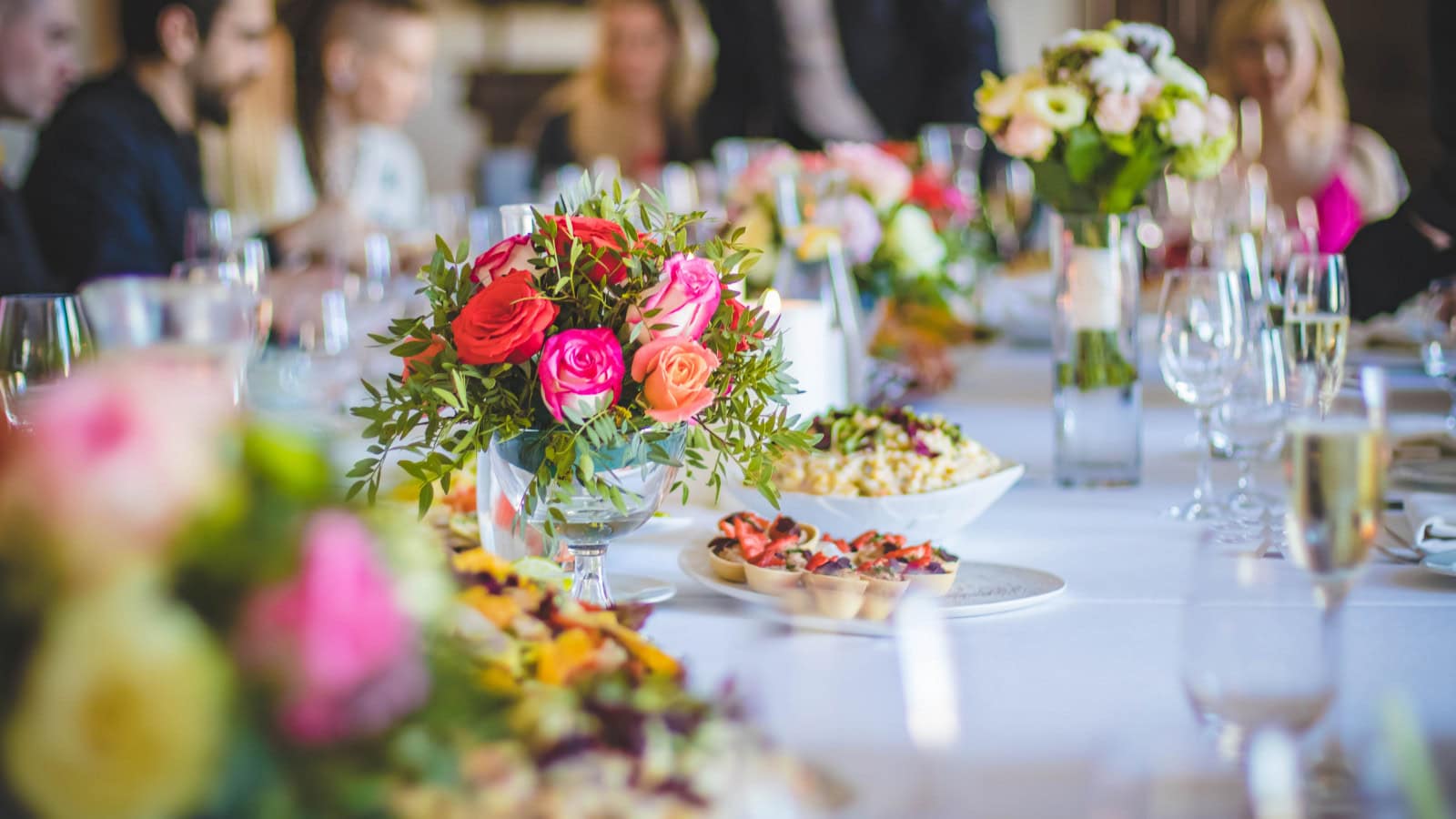 gedeckte Tafel mit Blumen und Kanapees im Strandhotel Fischland