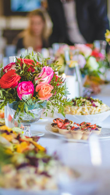 gedeckte Tafel mit Blumen und Kanapees im Strandhotel Fischland