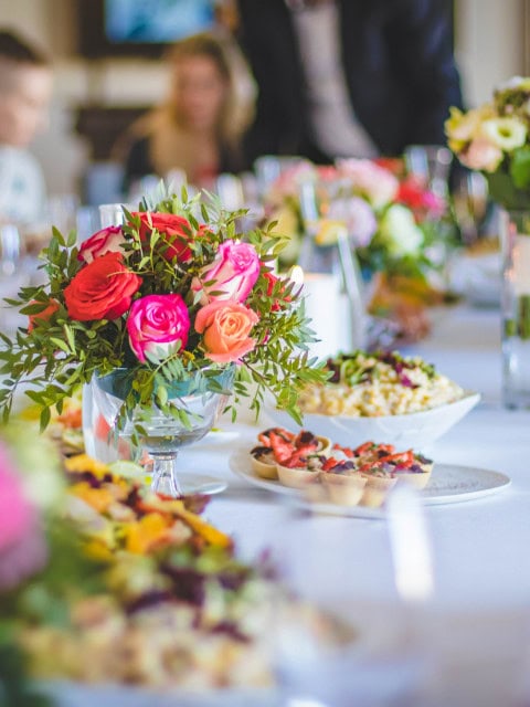 gedeckte Tafel mit Blumen und Kanapees im Strandhotel Fischland