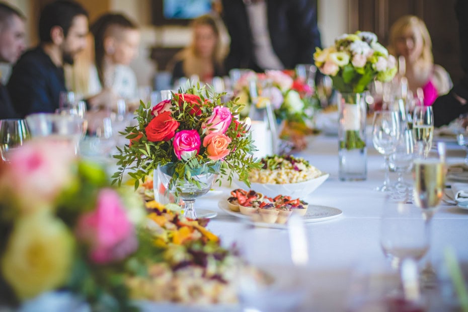 gedeckte Tafel mit Blumen und Kanapees im Strandhotel Fischland