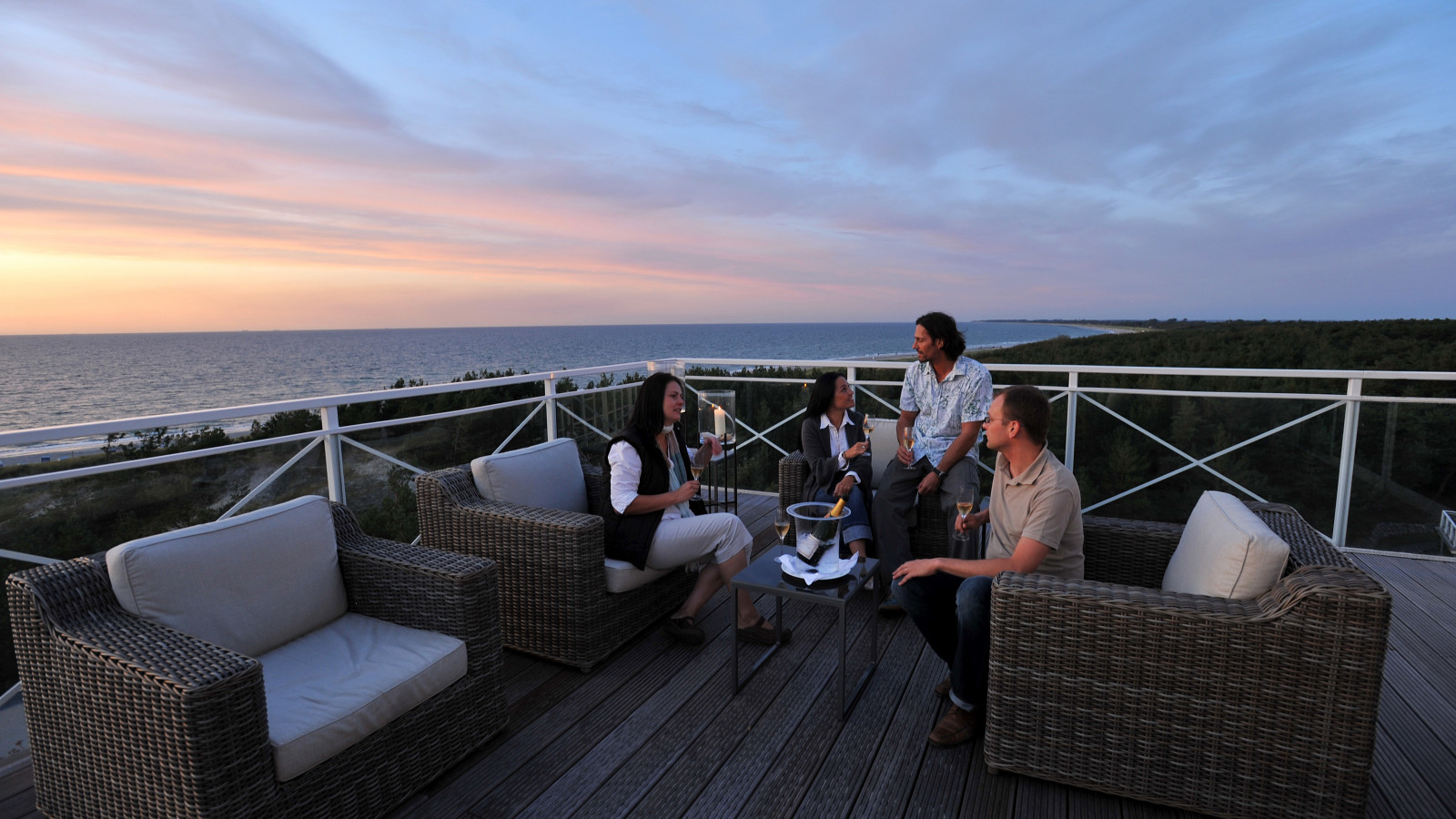 Gäste auf der Terrasse der Ostseelounge im Strandhotel Fischland