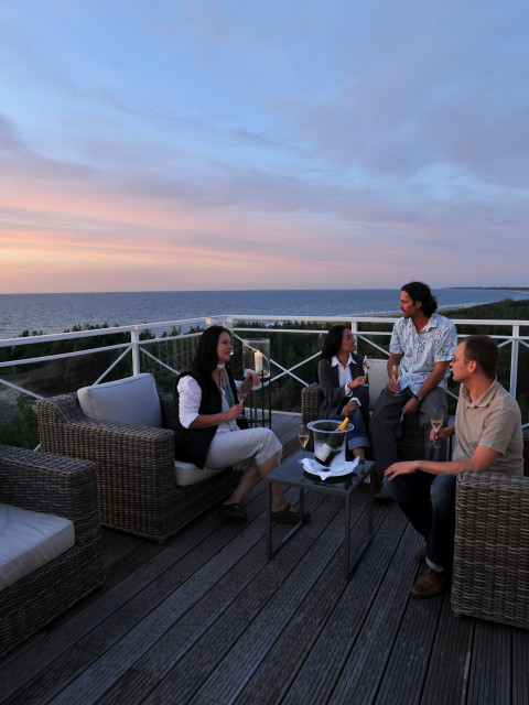 Gäste auf der Terrasse der Ostseelounge im Strandhotel Fischland