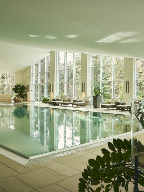 Indoorpool mit Liegen im Strandhotel Fischland