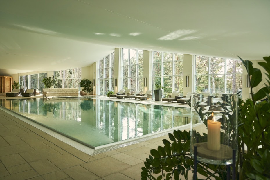 Indoorpool mit Liegen im Strandhotel Fischland