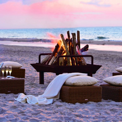Lagerfeuer bei Sonnenuntergang mit Champagner im Strandhotel Fischland