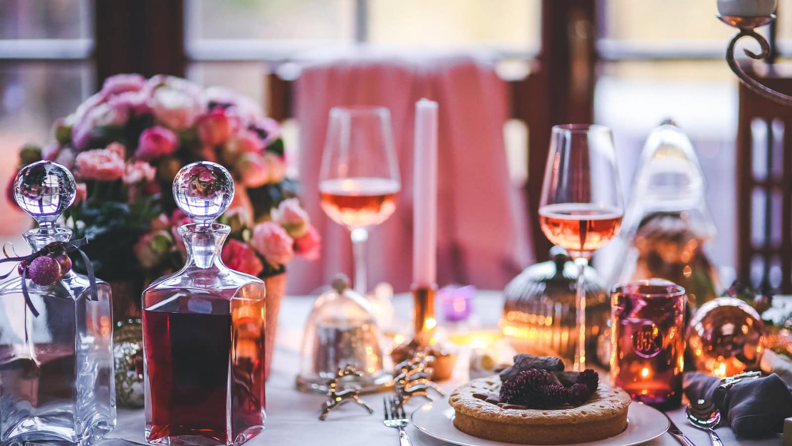 gedeckter Tisch mit Wein und Blumen im Strandhotel Fischland