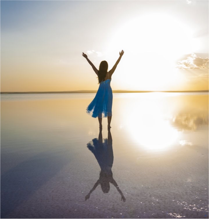 Frau im Kleid am Ostseestrand