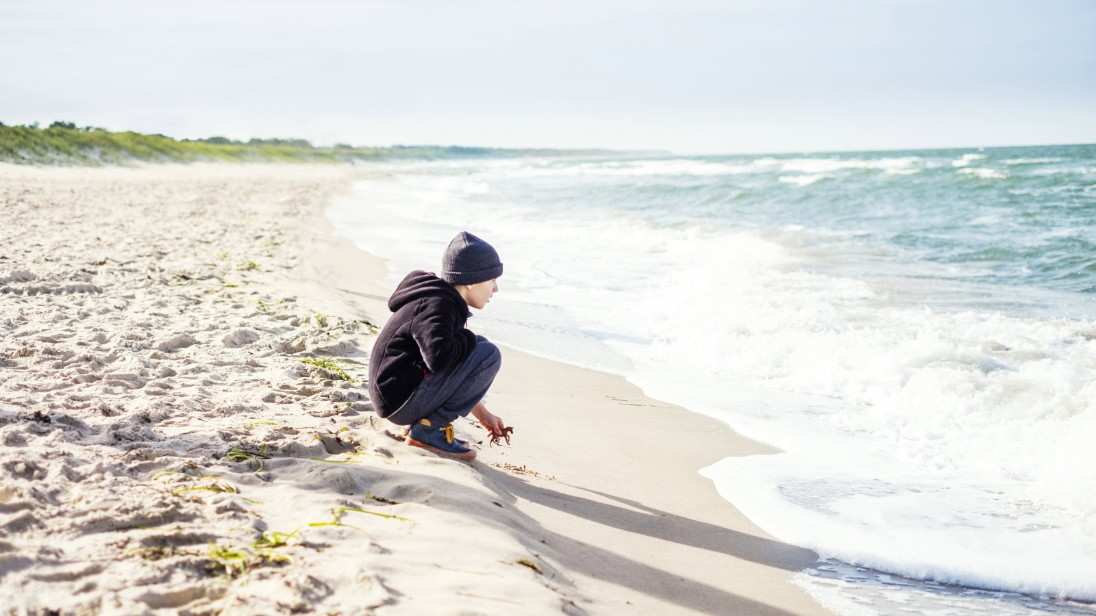 Junge am Strand vom Strandhotel Fischland