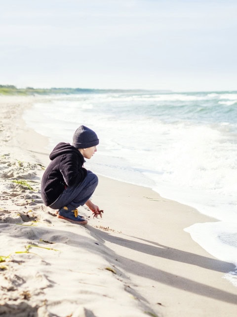 Junge am Strand vom Strandhotel Fischland