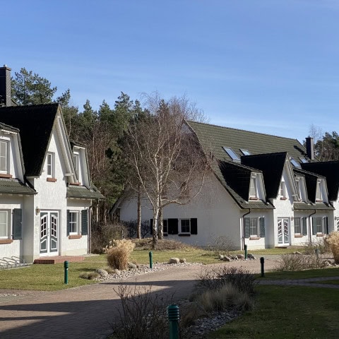 Ferienwohnungen im Hotelpark des Strandhotel Fischlands