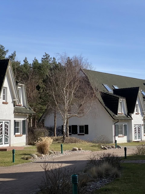 Ferienwohnungen im Hotelpark des Strandhotel Fischlands