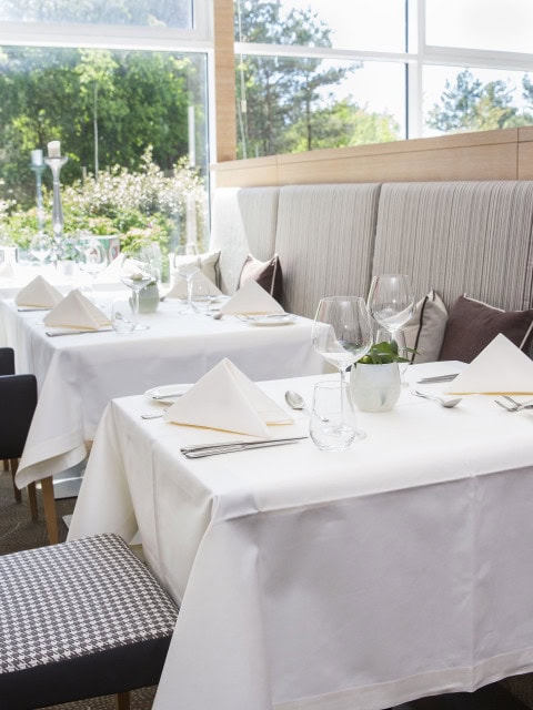 gedeckte Tische im Restaurant Strandläufer im Strandhotel Dünenmeer