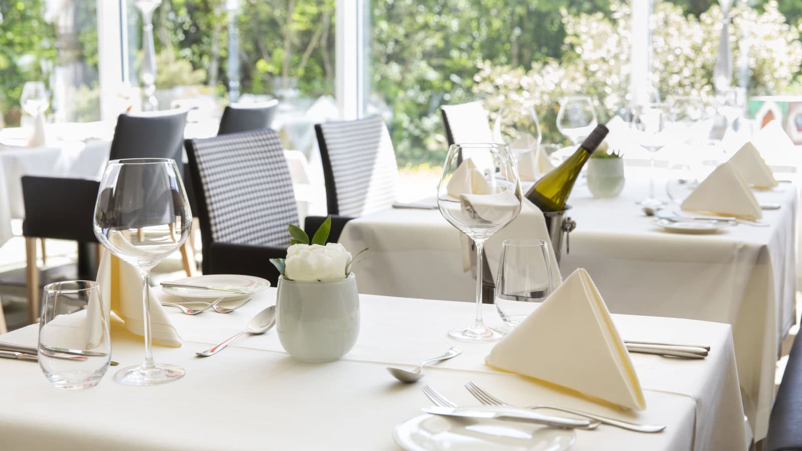 gedeckte Tische im Restaurant Strandläufer im Strandhotel Dünenmeer