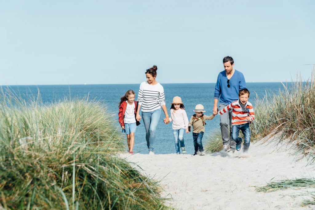 Großfamilie auf dem Weg zum Strandhotel Fischland