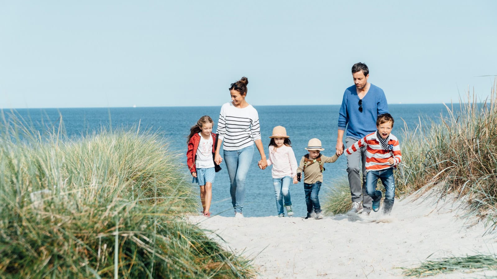 Großfamilie auf dem Weg zum Strandhotel Fischland