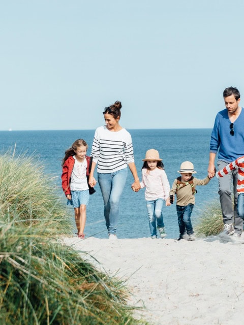 Großfamilie auf dem Weg zum Strandhotel Fischland