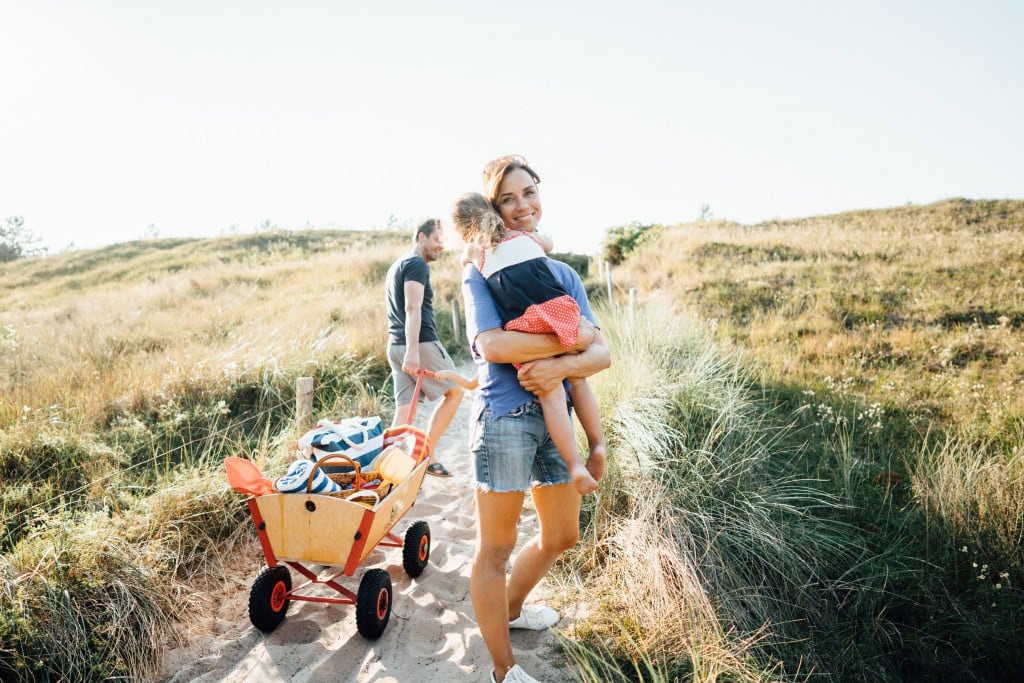 Familie mit Bollerwagen des Strandhotel Fischlands auf dem Weg zur Ostsee