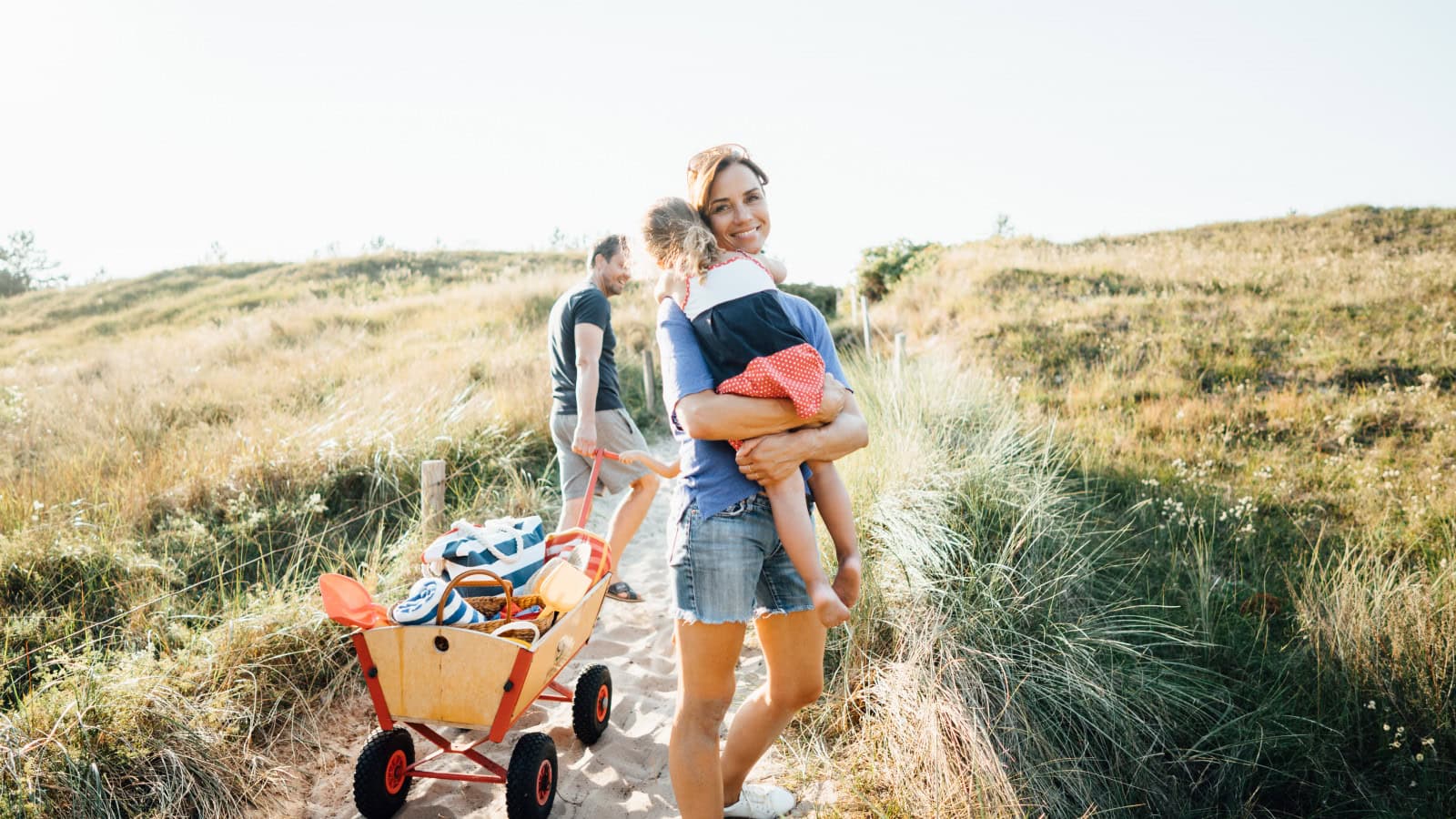 Familie mit Bollerwagen des Strandhotel Fischlands auf dem Weg zur Ostsee