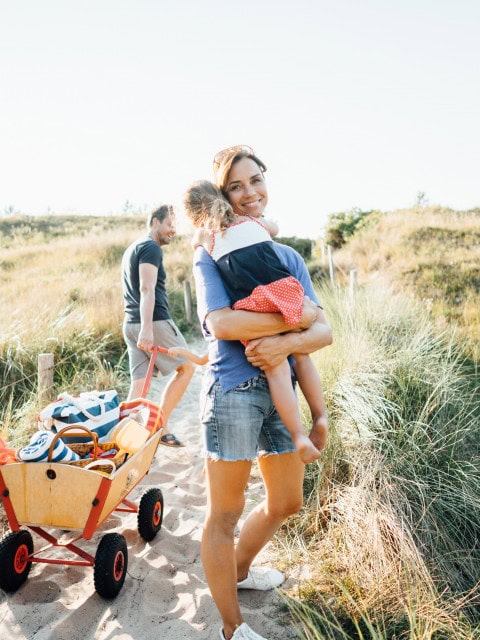 Familie mit Bollerwagen des Strandhotel Fischlands auf dem Weg zur Ostsee