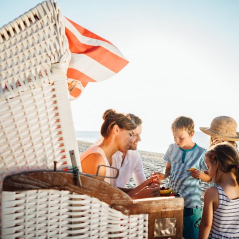 Familie mit Obstteller im Strandkorb des Strandhotel Fischlands