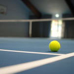 Tennisball in der Tennishalle im Strandhotel Fischland