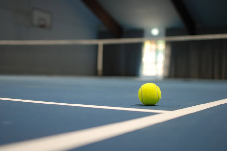 Tennisball in der Tennishalle im Strandhotel Fischland