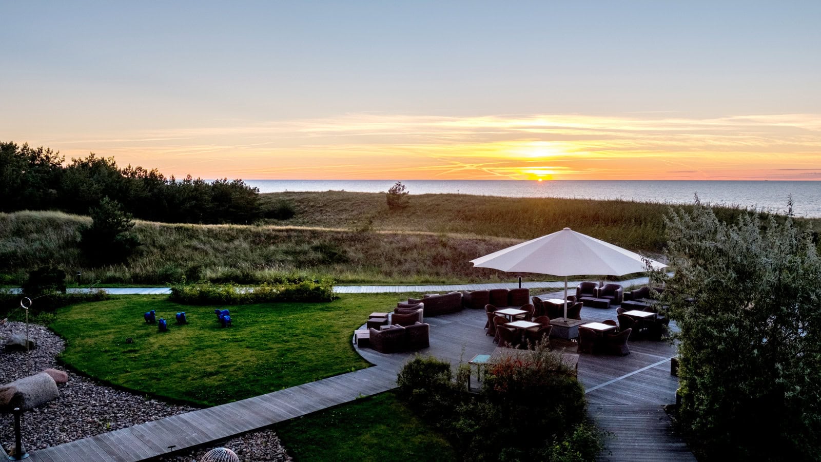 Terrasse bei Sonnenuntergang im Strandhotel Dünenmeer