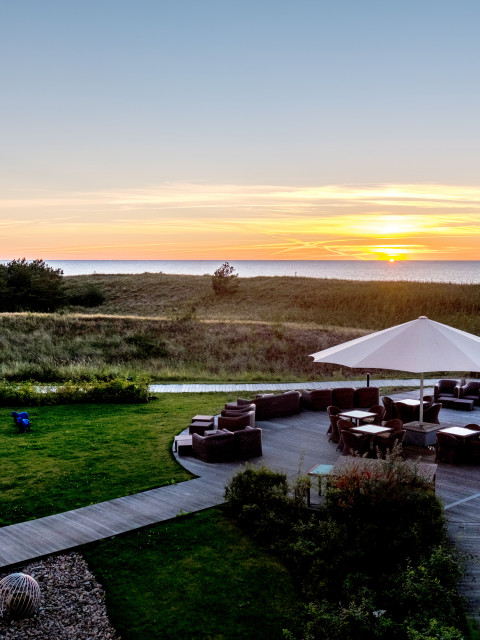 Terrasse bei Sonnenuntergang im Strandhotel Dünenmeer
