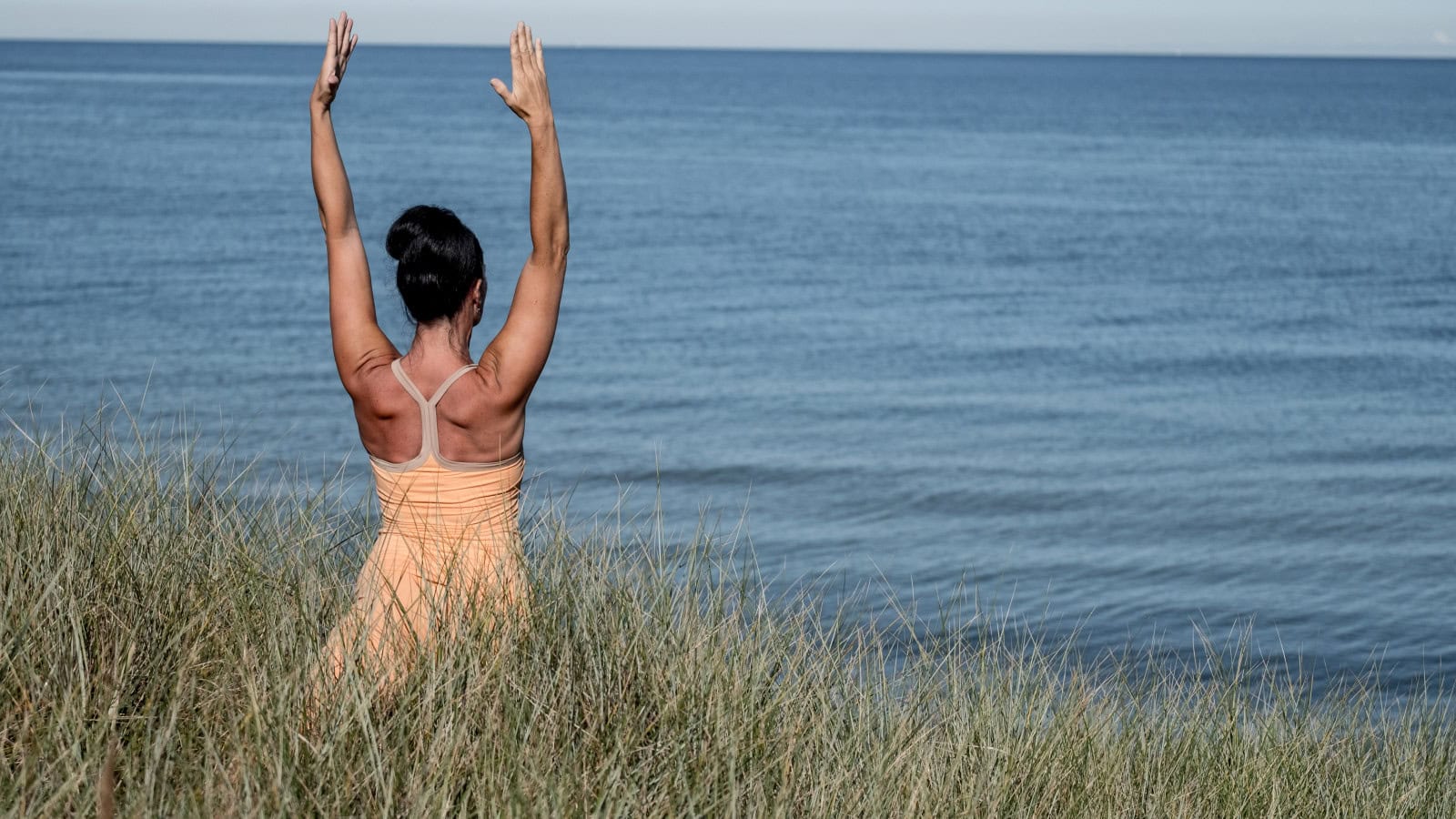 Yogalehrerin des Strandhotel Fischlands macht Yoga in den Dünen