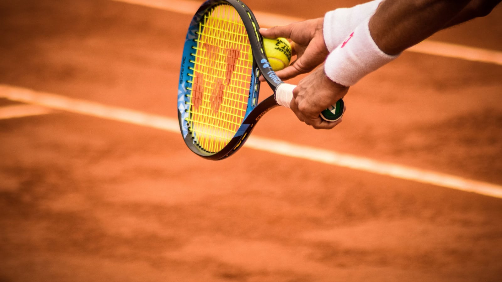 Aufschlag beim Tennis im Strandhotel Fischland