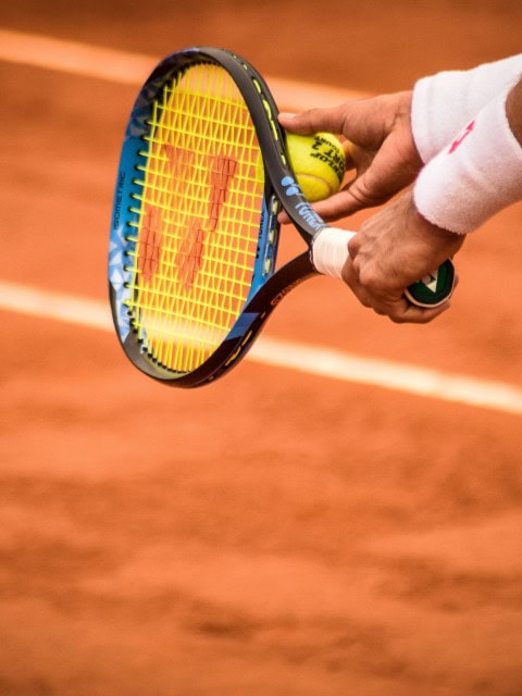 Aufschlag beim Tennis im Strandhotel Fischland