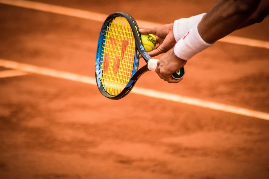 Aufschlag beim Tennis im Strandhotel Fischland