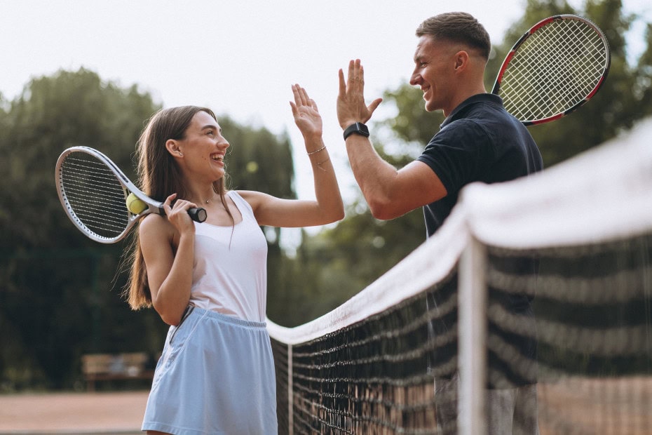 Junges Paar spielt Tennis im Strandhotel Fischland